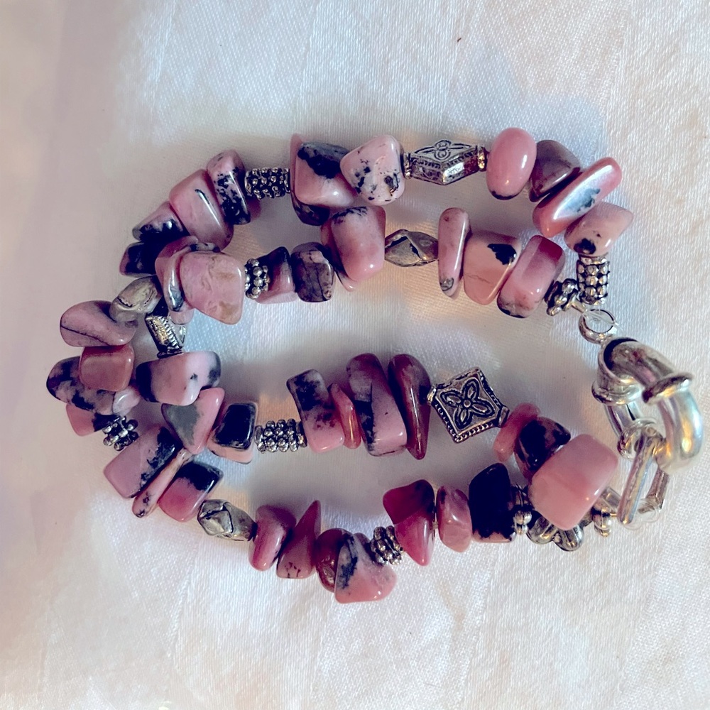 Vintage beaded bracelet with clasp.